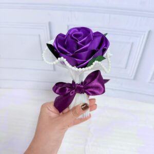 Rosa Satinada “Violeta” – Detalle Día de la Mujer